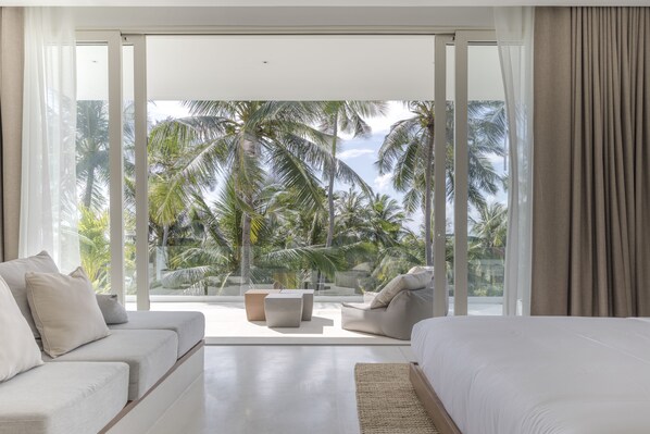 5 chambres, bureau, fer et planche à repasser, lit de bébé portatif