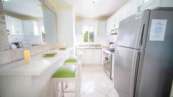 Mikrobølgeovn, ovn, kaffetrakter/tekoker og hurtigmikser