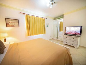 1 chambre, coffre-fort, fer et planche à repasser