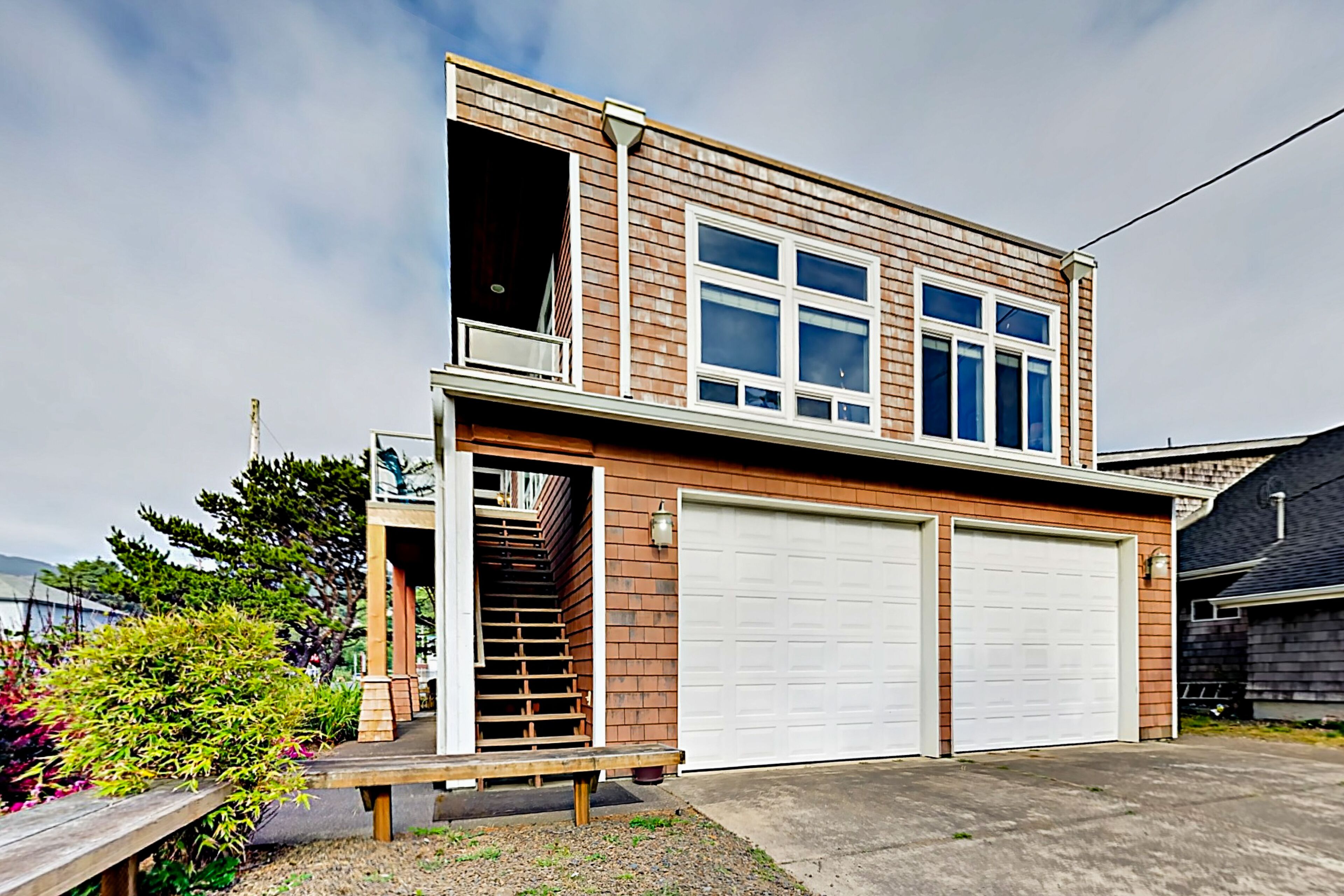 Upscale group retreat with 3 adjoining homes & large deck - 100 feet to beach