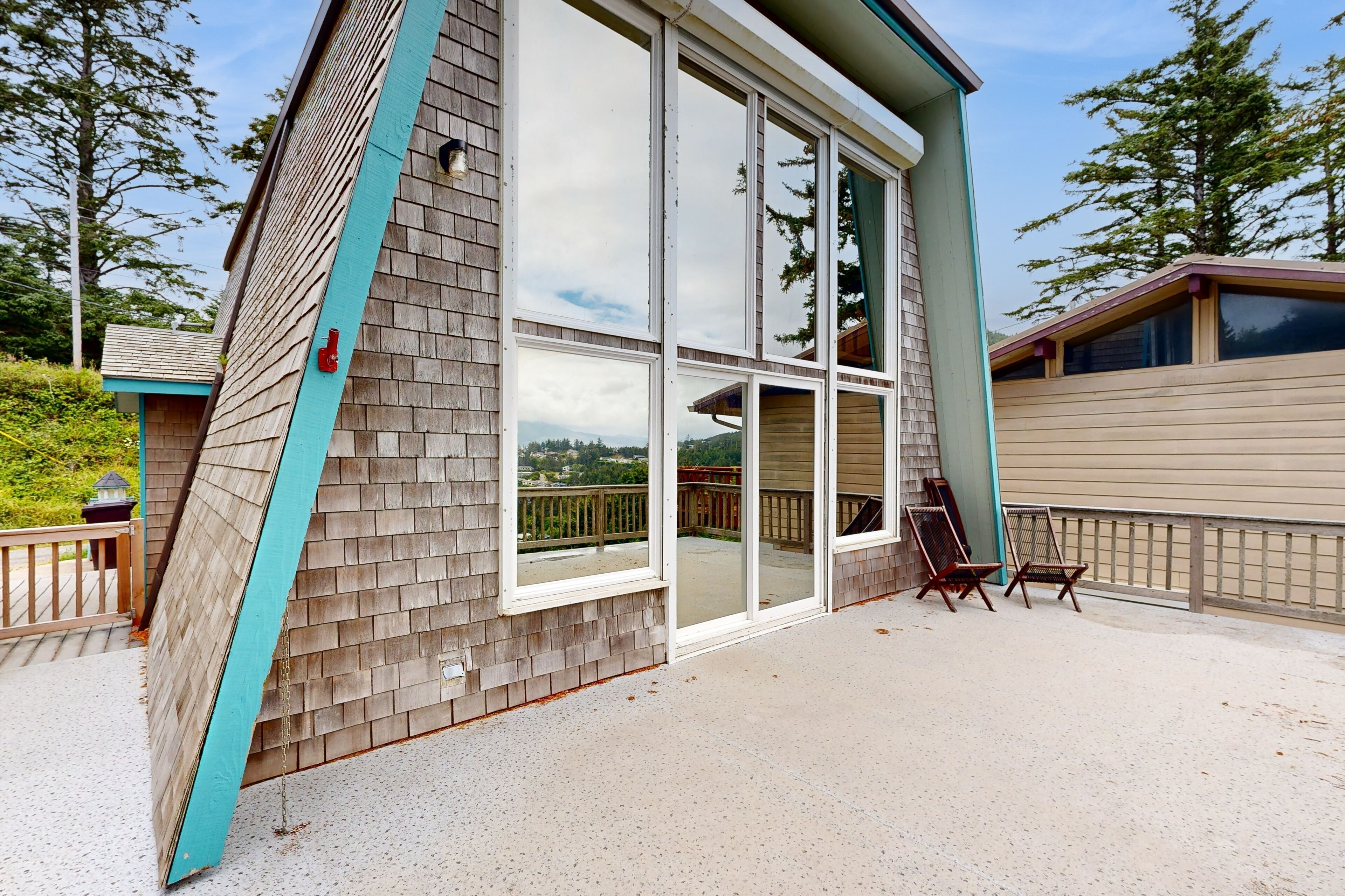 Hillside retreat with 2 decks & ocean views - half mile to beach