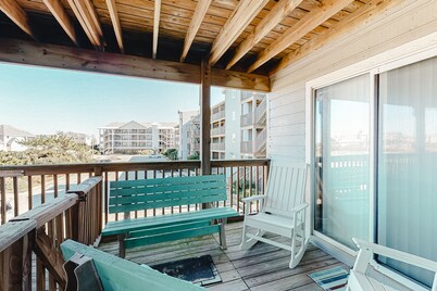 Fantastic condo close to sound and beach with WiFi, shared pool, & private W/D
