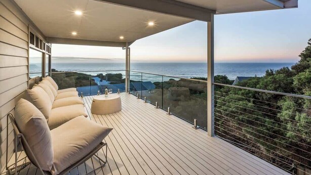 Een overdekt terras met uitzicht op zee.