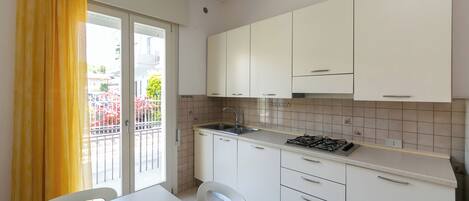 Cookware/dishes/utensils