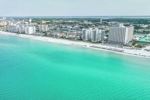 Beach nearby - 1BR Gulf-front condo with sunrise views, balcony and family-friendly layout (Destin)
