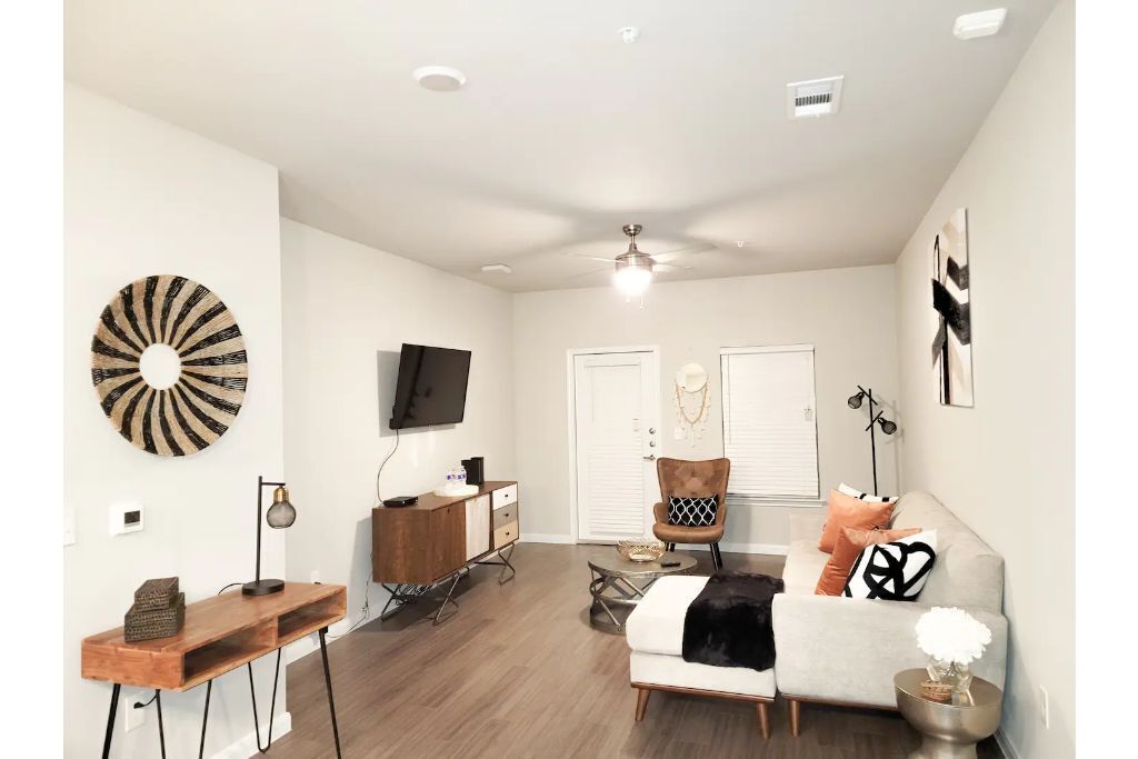 Modern and spacious entire 3 bedroom apartment in a prime lcoation!