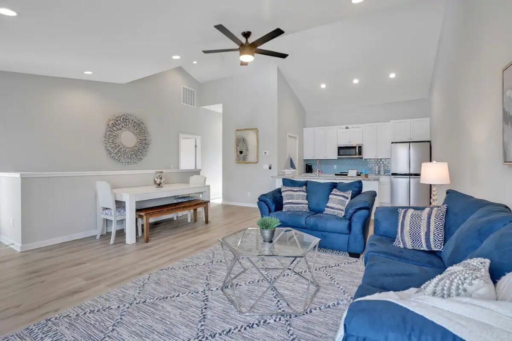  Charming Pet Friendly townhome within walking 
distance to the beach and park!