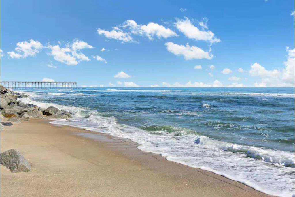 Ubicación cercana a la playa y tumbonas
