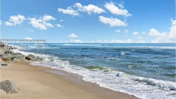 Una spiaggia nelle vicinanze, lettini da mare