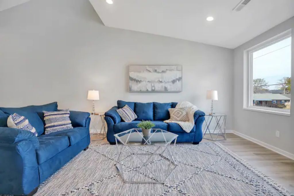  Charming Pet Friendly townhome within walking 
distance to the beach and park!