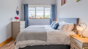 3 habitaciones, tabla de planchar con plancha y cuna de viaje