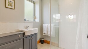 Baignoire, séchoir à cheveux, serviettes fournies