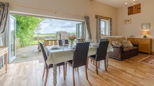 Old Stables - sleeps 5 guests  in 3 bedrooms