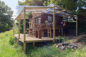Outdoor dining - Wood Cabin & 4 Large Bell Tents - Hapus Hideaway (Abergele)