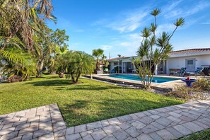 Utendørsbasseng og et oppvarmet basseng