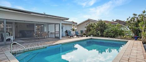 Utendørsbasseng og et oppvarmet basseng