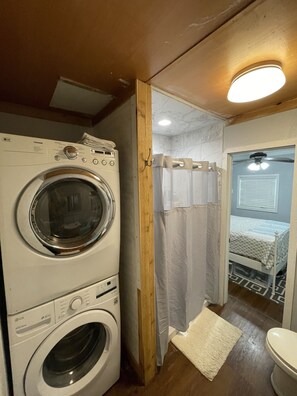 Regadera, secadora de cabello, toallas, jabón