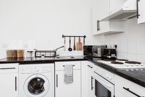 Fridge, oven, stovetop, electric kettle - Entire 1 bedroom apartment near Gunwharf Quays and Portsmouth City Centre (Portsmouth)