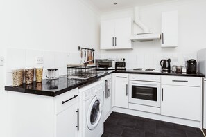 Fridge, oven, stovetop, electric kettle - Entire 1 bedroom apartment near Gunwharf Quays and Portsmouth City Centre (Portsmouth)