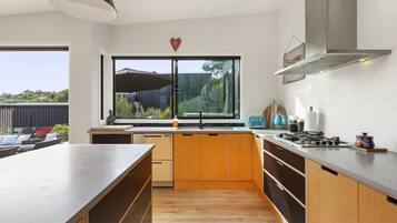 Kjøleskap, mikrobølgeovn, oppvaskmaskin og brødrister