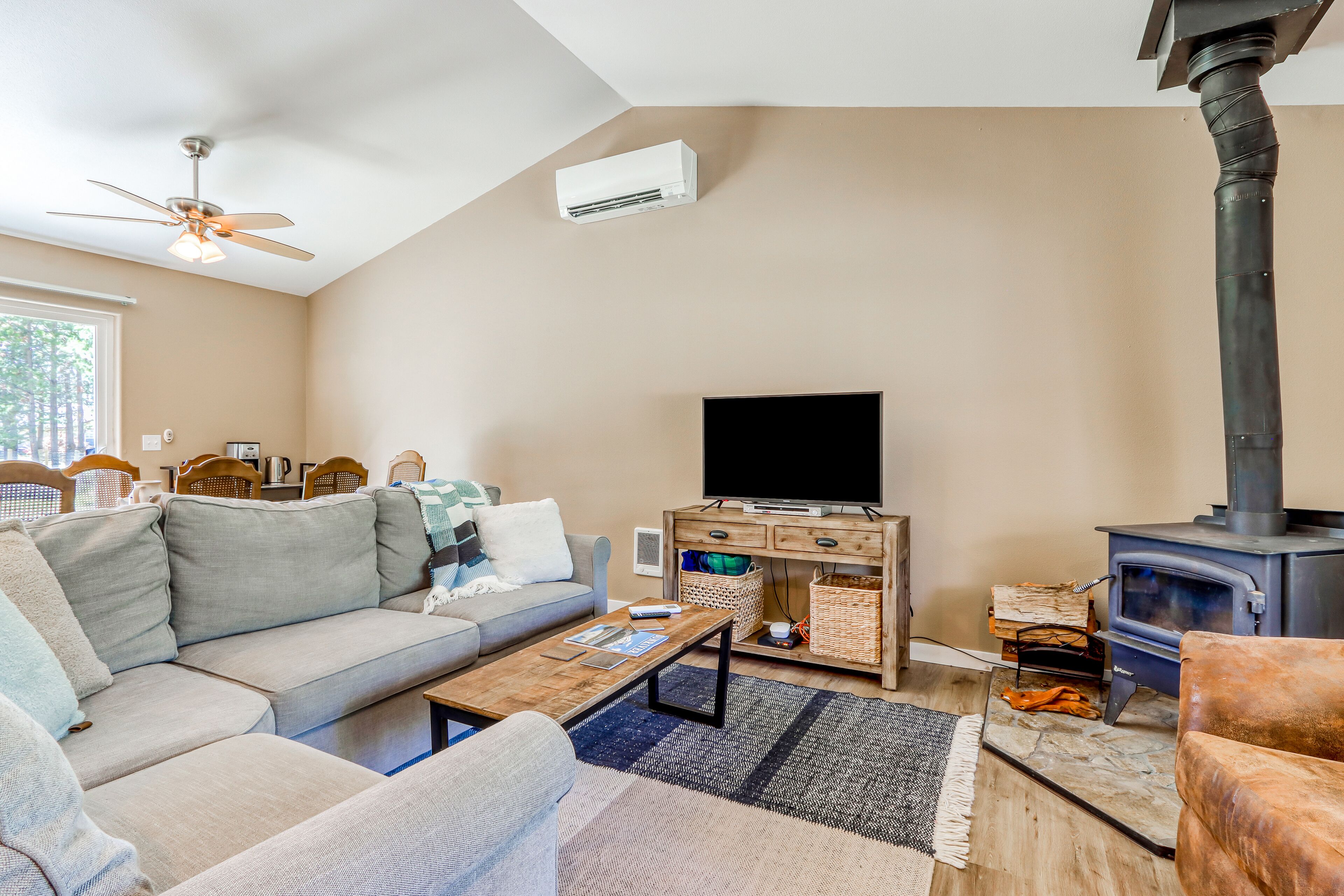 Peaceful newly remodeled Three Rivers getaway with bikes, foosball, & W/D