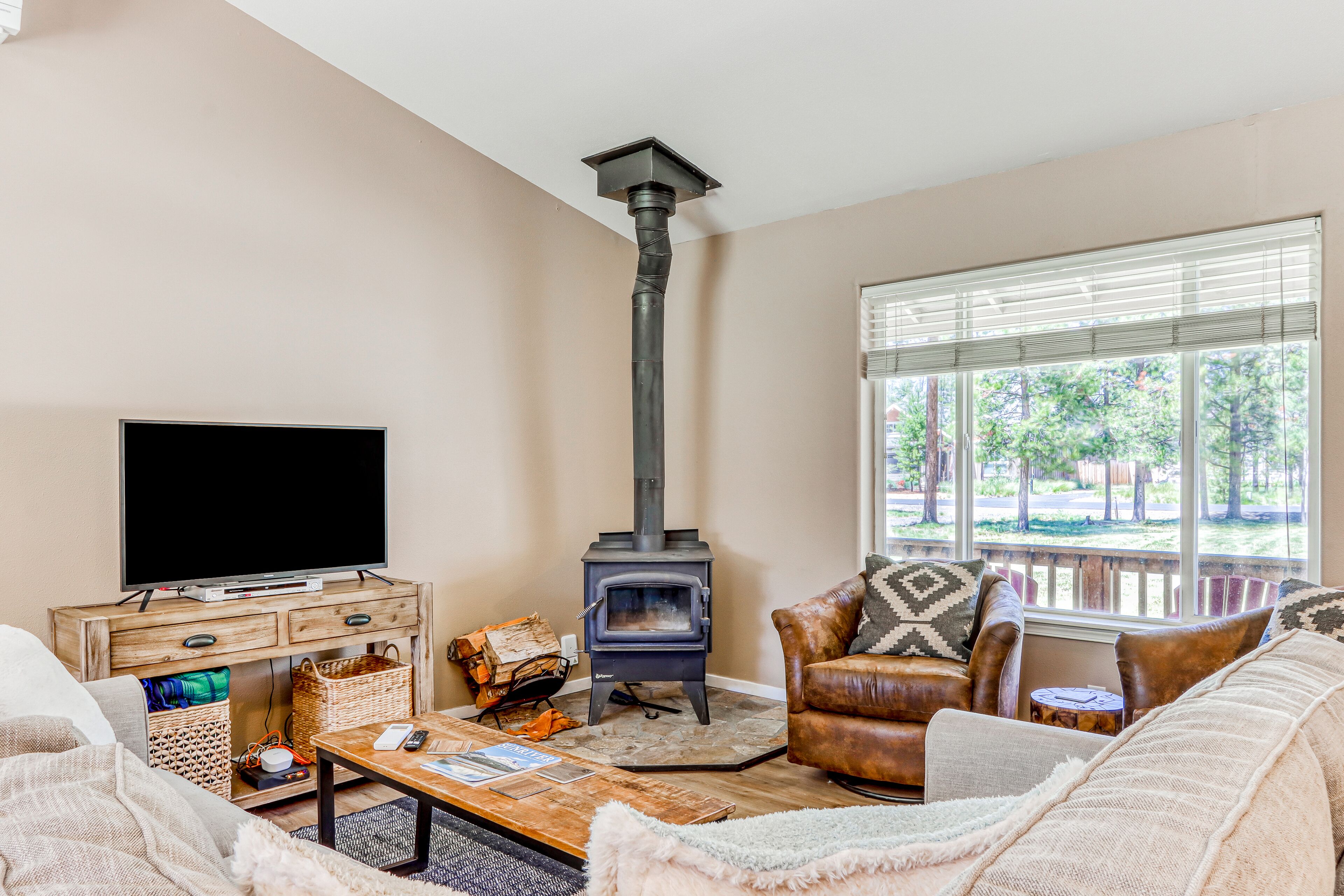 Peaceful newly remodeled Three Rivers getaway with bikes, foosball, & W/D