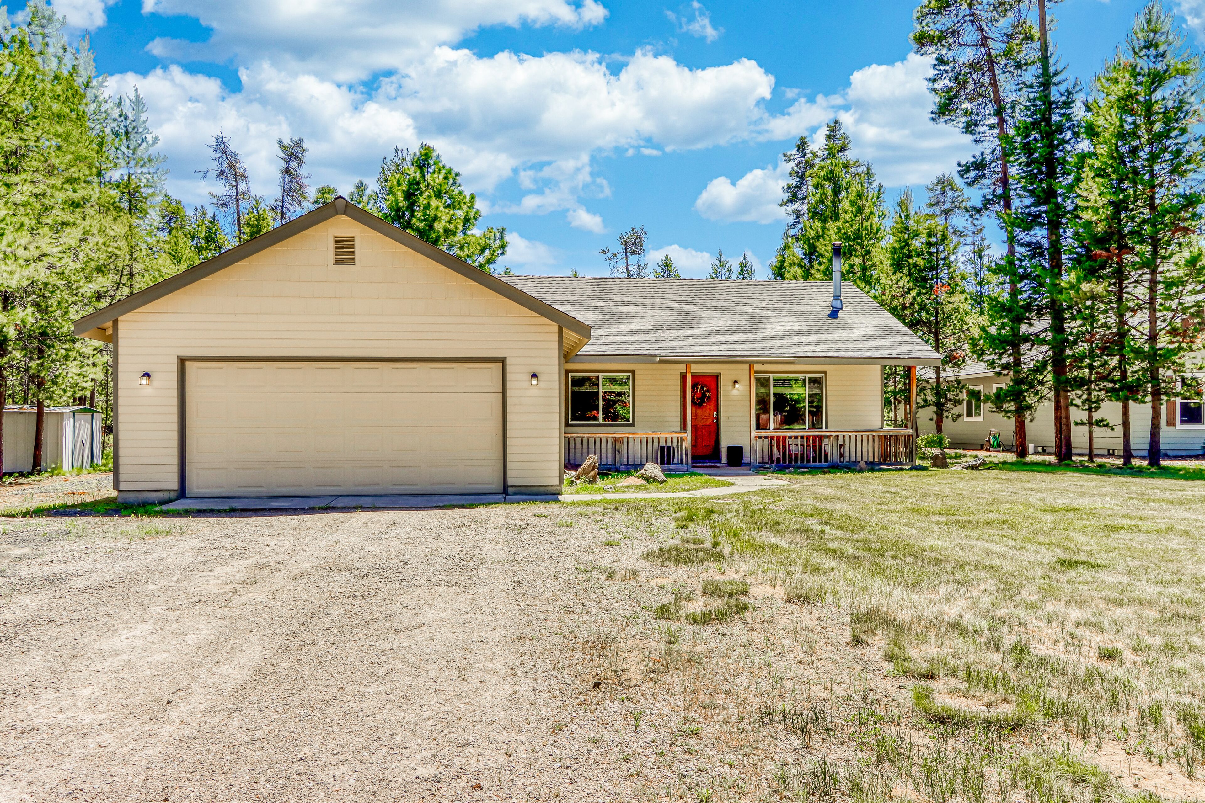 Peaceful newly remodeled Three Rivers getaway with bikes, foosball, & W/D