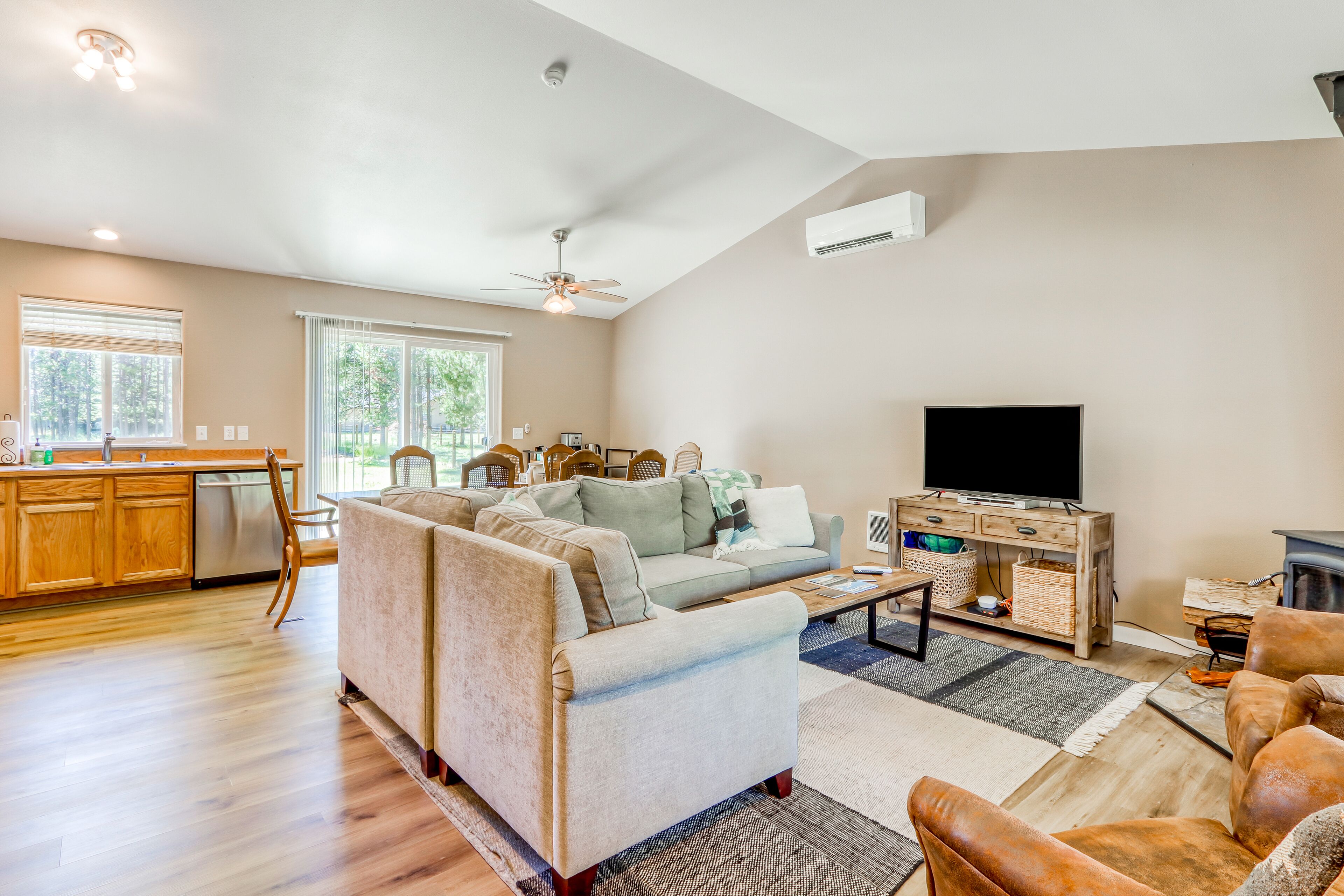 Peaceful newly remodeled Three Rivers getaway with bikes, foosball, & W/D