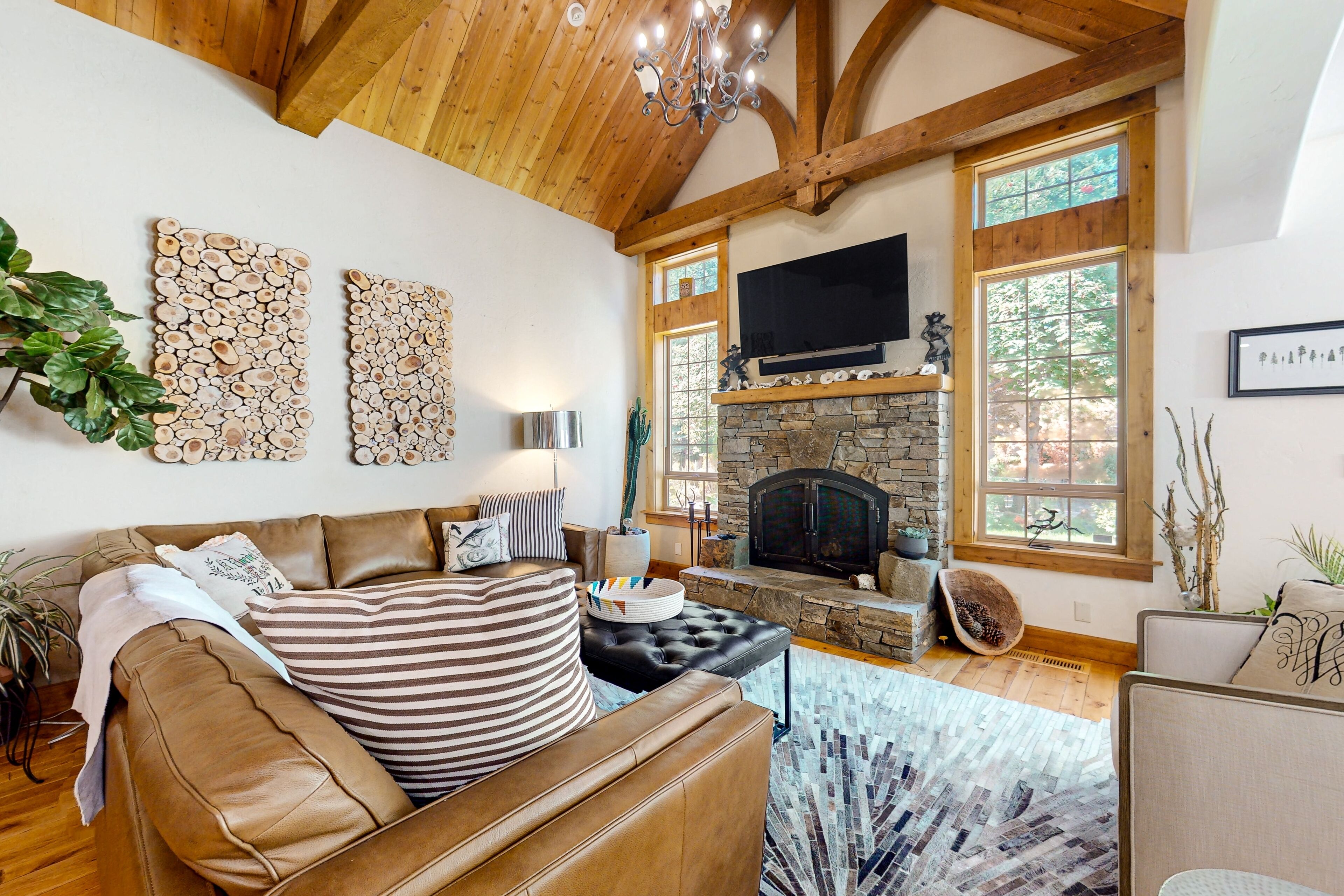 30 Mins to Bachelor, 8 Mins to Old Mill - Luxury Home, Hot Tub, Fireplaces