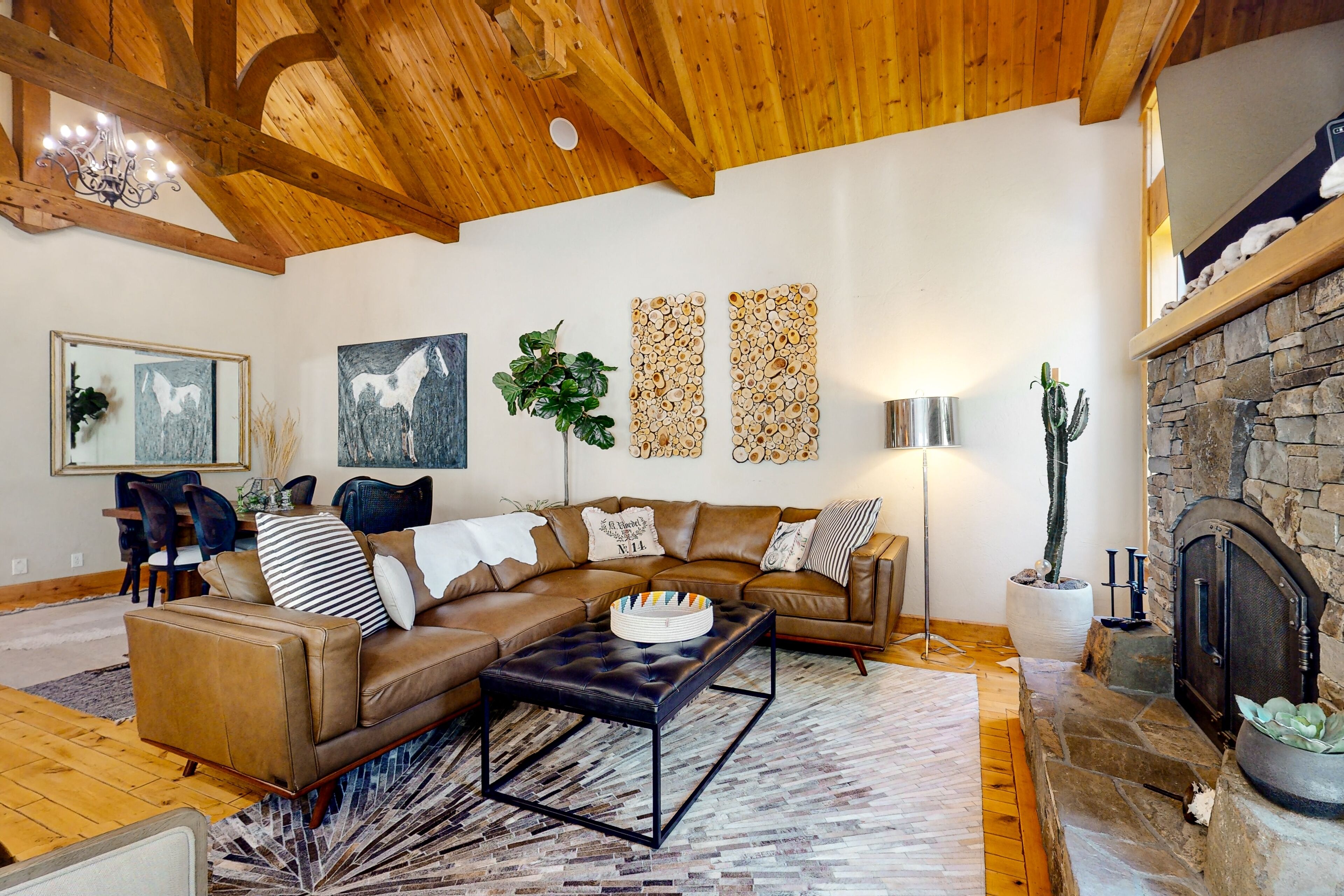 30 Mins to Bachelor, 8 Mins to Old Mill - Luxury Home, Hot Tub, Fireplaces