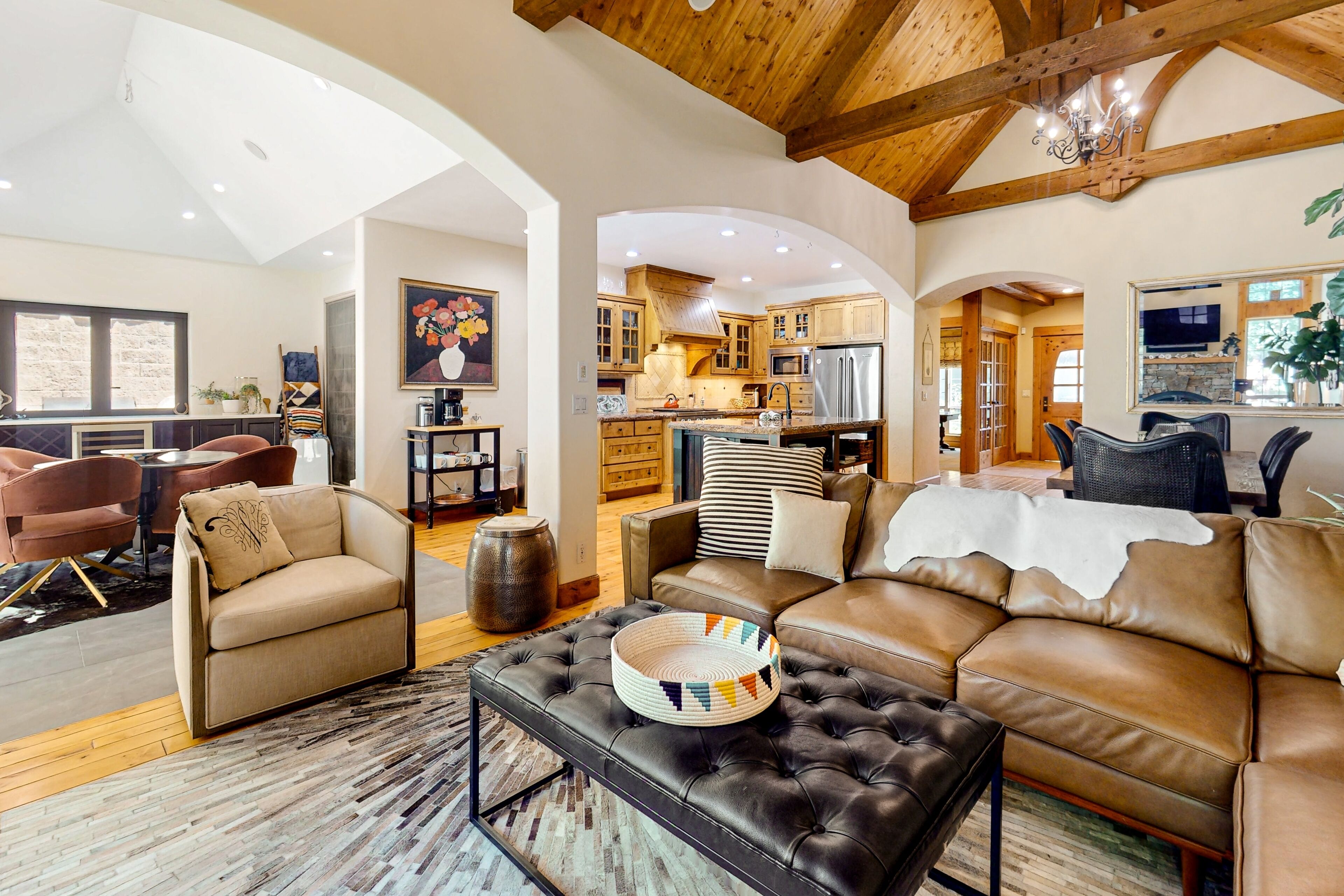 30 Mins to Bachelor, 8 Mins to Old Mill - Luxury Home, Hot Tub, Fireplaces