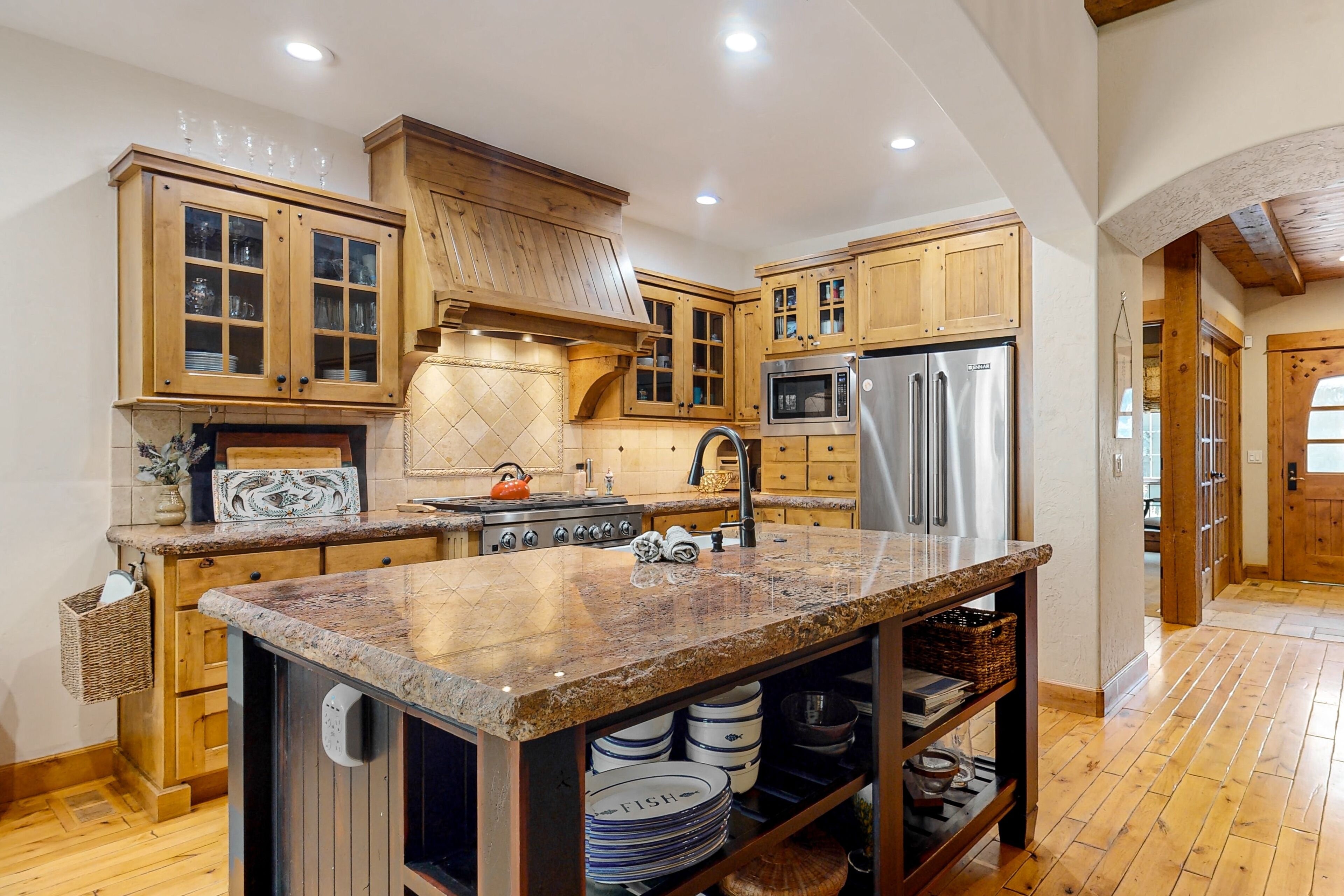 30 Mins to Bachelor, 8 Mins to Old Mill - Luxury Home, Hot Tub, Fireplaces