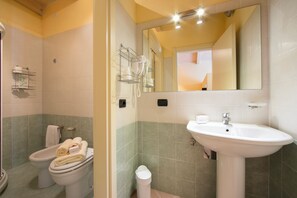 Appartement Standard, plusieurs chambres (Yellow Apartment Desenzano With Smart) | Salle de bain