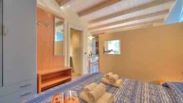 Standard Apartment, 1 Bedroom (Blue Apartment Desenzano With Wifi) | 1 bedroom, free WiFi, bed sheets