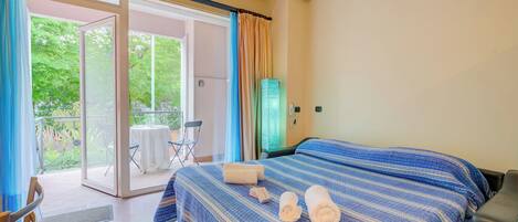Standard-Apartment, Mehrere Schlafzimmer (Blue Apartment Desenzano With Wifi) | 1 Schlafzimmer, kostenloses WLAN, Bettwäsche