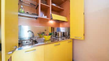 Standard Apartment, Multiple Bedrooms (Yellow Apartment Desenzano With Smart) | Private kitchenette | Fridge, stovetop, coffee/tea maker, electric kettle