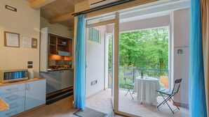 Eine moderne Küche mit Mikrowelle, Schränken und einem Essbereich mit Tisch und Stühlen.