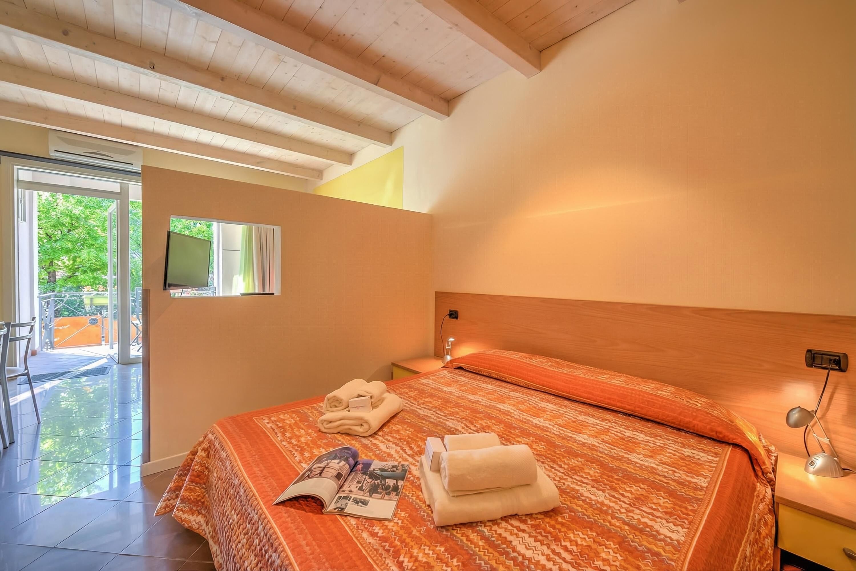Standard Apartment, Multiple Bedrooms (Yellow Apartment Desenzano With Smart) | 1 bedroom, free WiFi, bed sheets