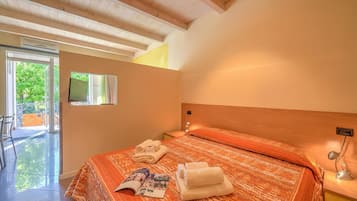 Standard Apartment, Multiple Bedrooms (Yellow Apartment Desenzano With Smart) | 1 bedroom, free WiFi, bed sheets