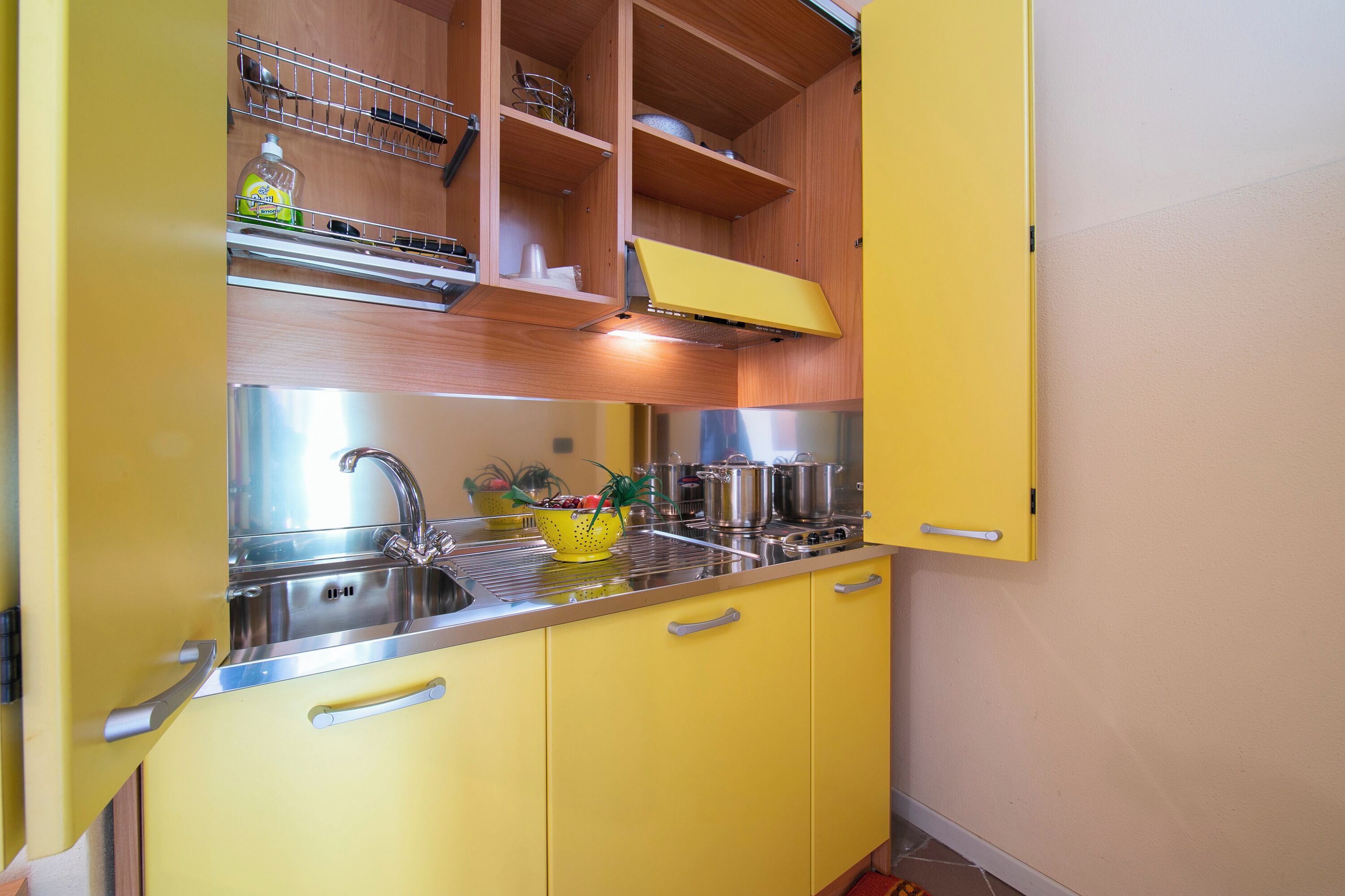 Standard-Apartment, Mehrere Schlafzimmer (Yellow Apartment Desenzano With Smart) | Eigene Küche | Kühlschrank, Herdplatte, Wasserkocher mit Kaffee-/Teezubehör