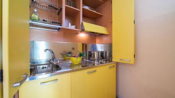 Standard Apartment, Multiple Bedrooms (Yellow Apartment Desenzano With Smart) | Private kitchen | Fridge, stovetop, coffee/tea maker, electric kettle
