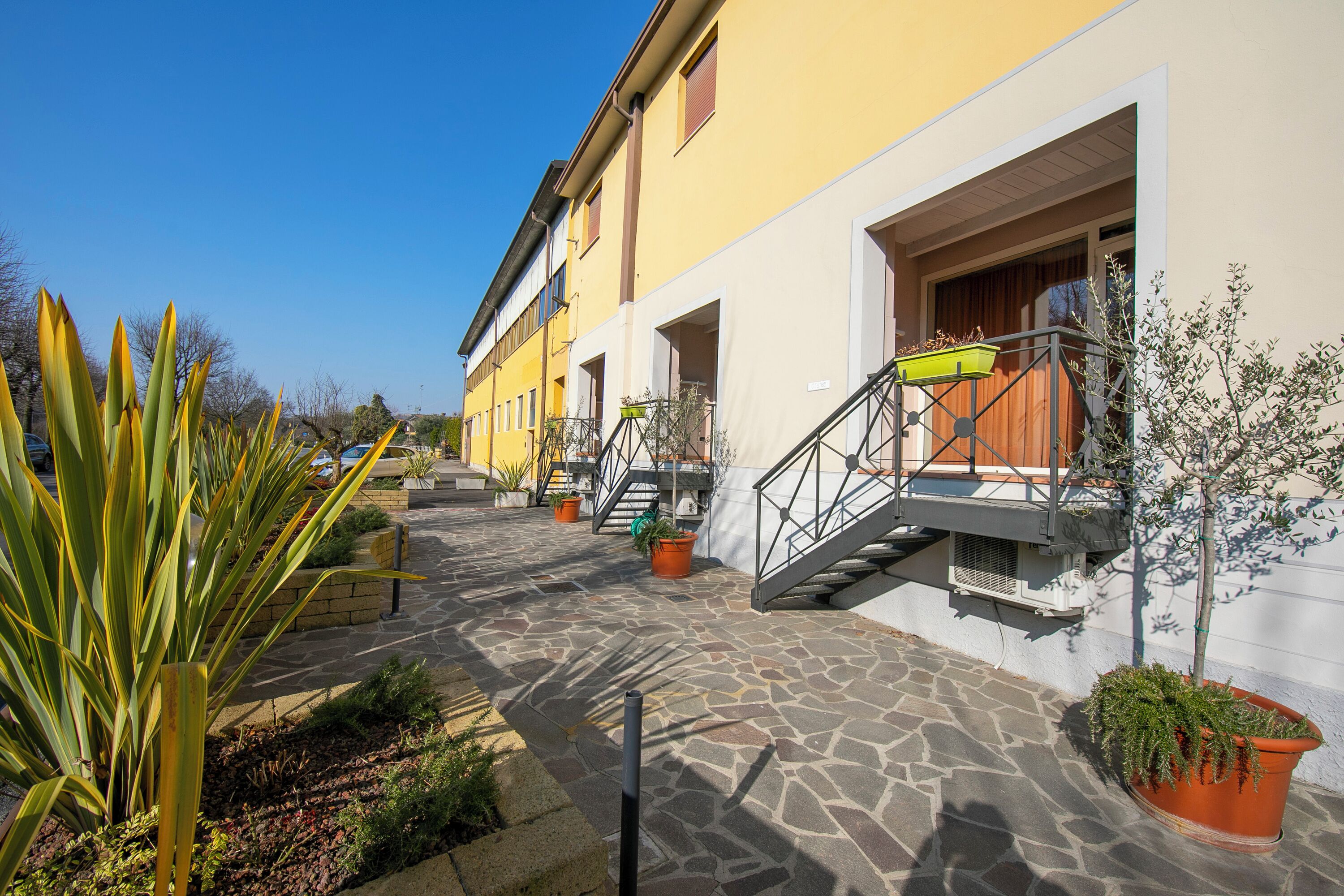 شقة عادية - عدة غرف نوم (Yellow Apartment Desenzano With Smart) | المنشأة من الخارج