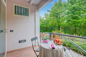 Apartamento standard, vários quartos (Blue Apartment Desenzano With Wifi) | Opções para refeição ao ar livre