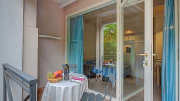 Standard Apartment, Multiple Bedrooms (Blue Apartment Desenzano With Wifi) | Outdoor dining