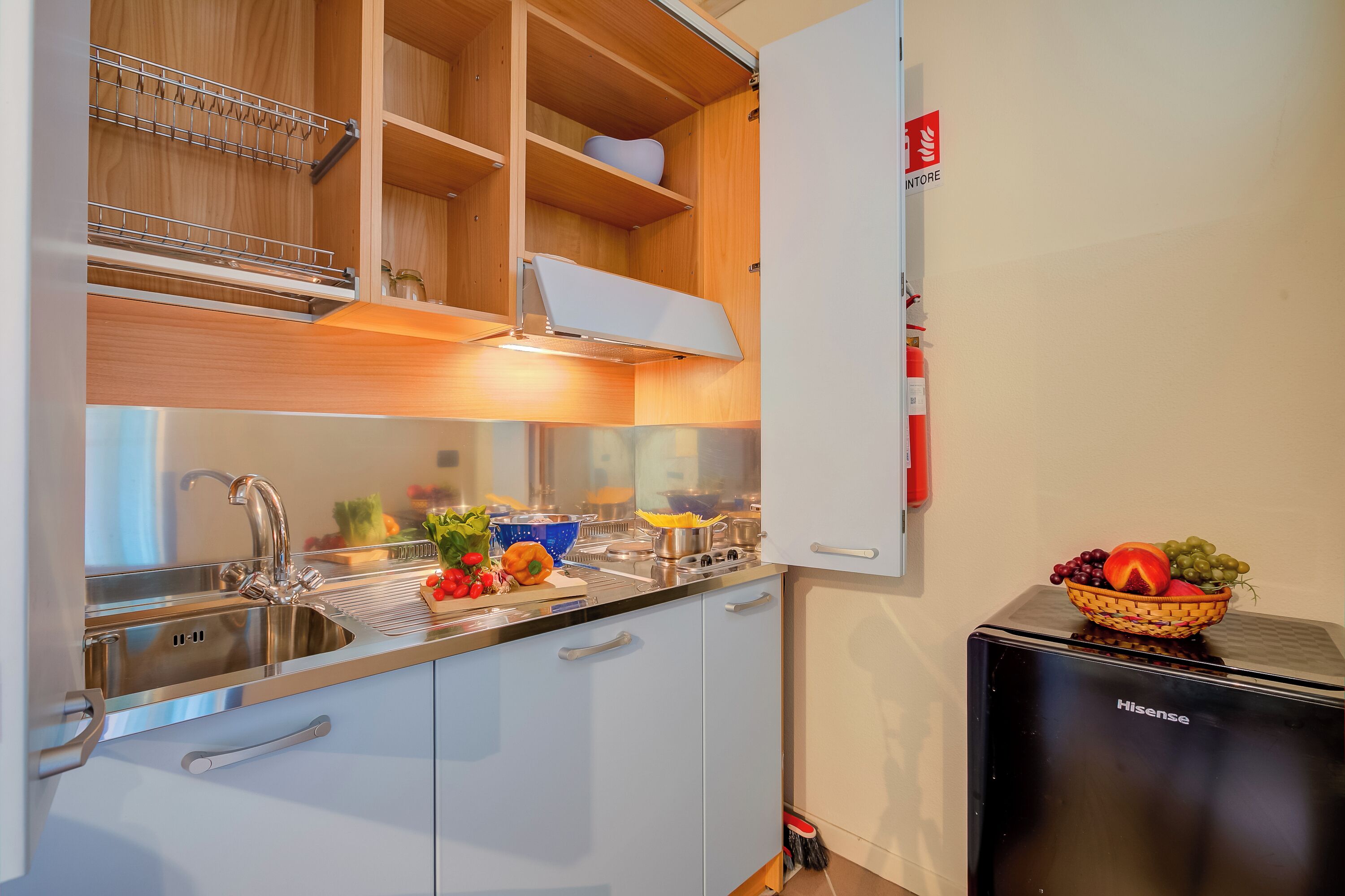 Standard-Apartment, Mehrere Schlafzimmer (Blue Apartment Desenzano With Wifi) | Eigene Küche | Kühlschrank, Herdplatte, Wasserkocher mit Kaffee-/Teezubehör