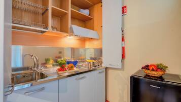 Departamento estándar, 1 habitación (Blue Apartment Desenzano With Wifi) | Cocina privada | Refrigerador, parrilla de estufa, cafetera y tetera y tetera eléctrica