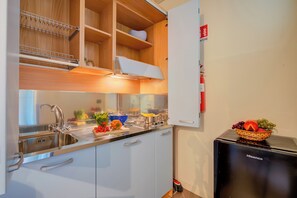 Departamento estándar, 1 habitación (Blue Apartment Desenzano With Wifi) | Cocina privada | Refrigerador, parrilla de estufa, cafetera y tetera y tetera eléctrica 