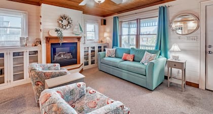 Dog-friendly house short walk from beach with pool table & WiFi