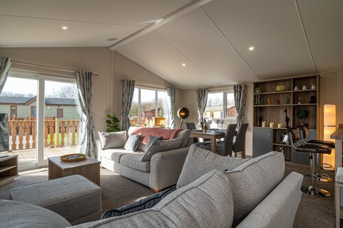 Goose Home Lodge -  Modern two-bedroom lodge (dog-friendly)