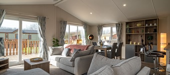 Goose Home Lodge - Modern two-bedroom lodge (dog-friendly)